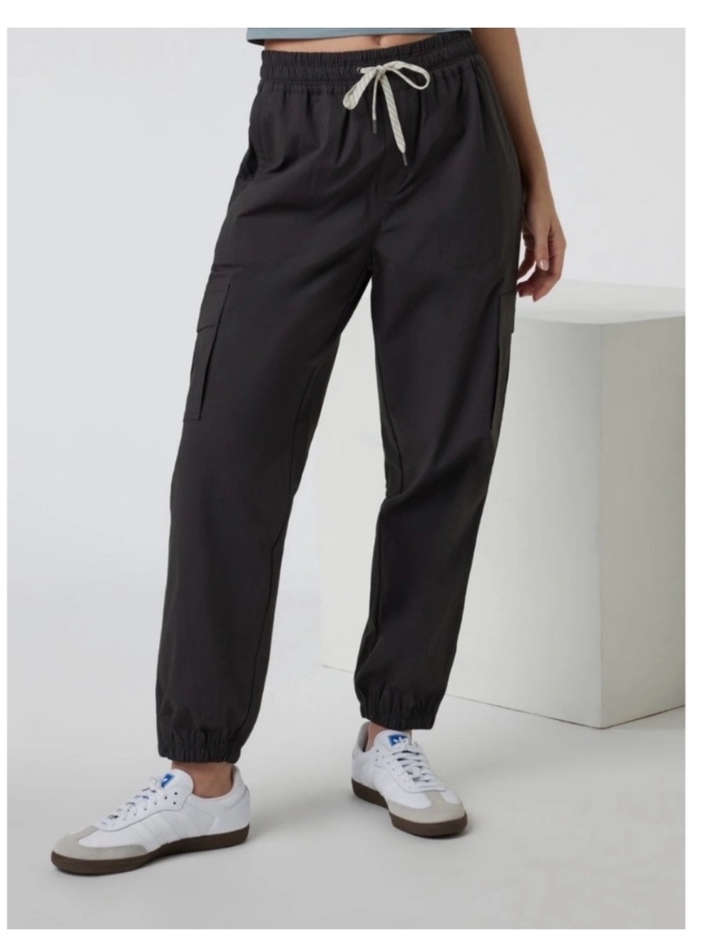 Vuori Birch Cargo Jogger Pants in Vintage Black - Size small
